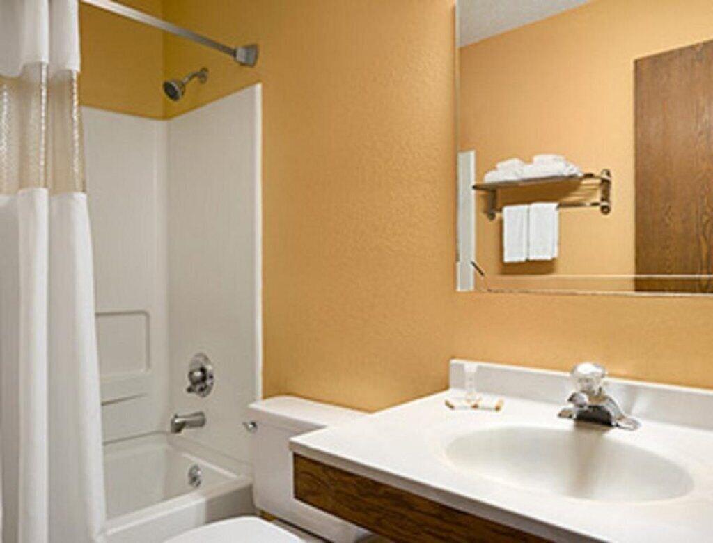 Magnuson Hotel Fort Wayne North - Coliseum Екстер'єр фото