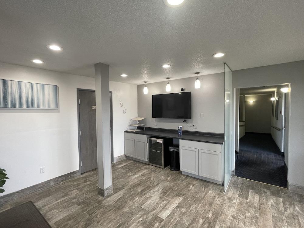 Magnuson Hotel Fort Wayne North - Coliseum Екстер'єр фото